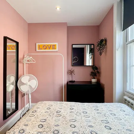 Flat 5 Mins Away From Beach! Brighton Exterior photo