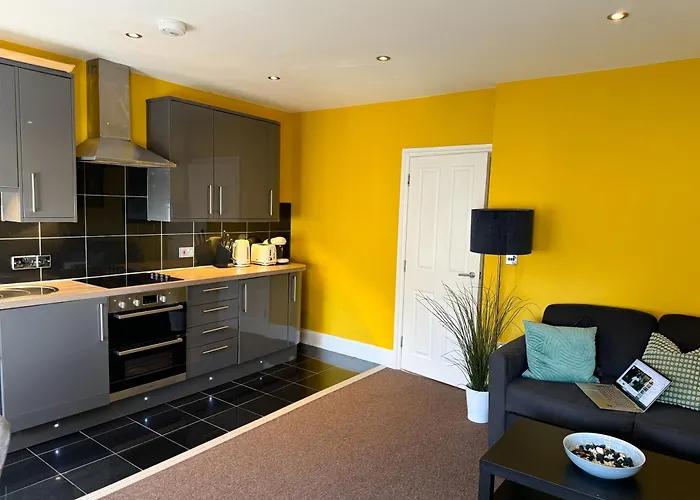 Flat 5 Mins Away From Beach!
