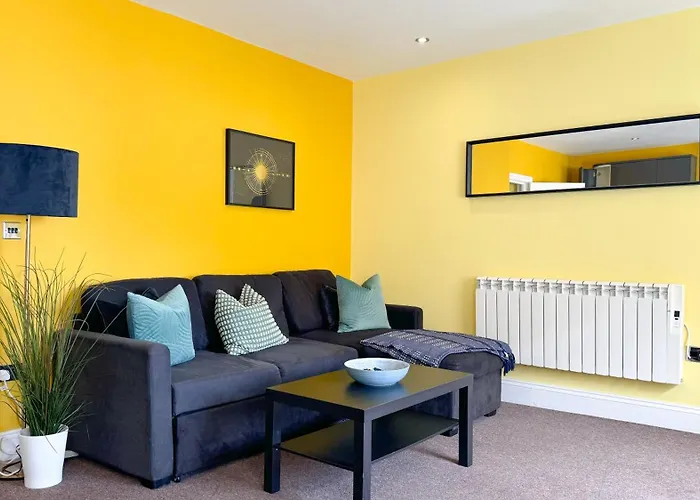 Flat 5 Mins Away From Beach!