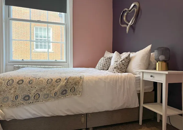 Flat 5 Mins Away From Beach!