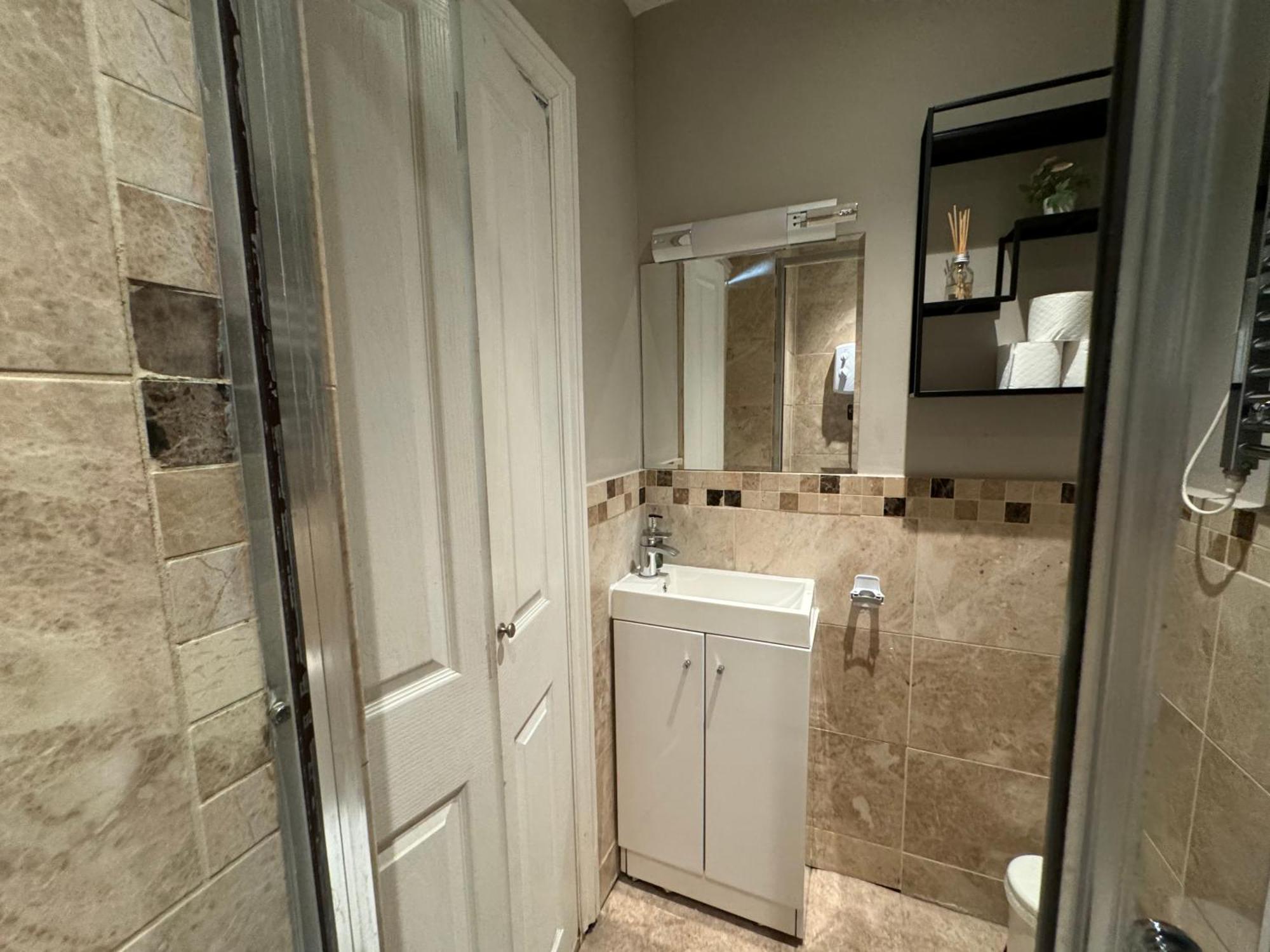 Flat 5 Mins Away From Beach! * Brighton