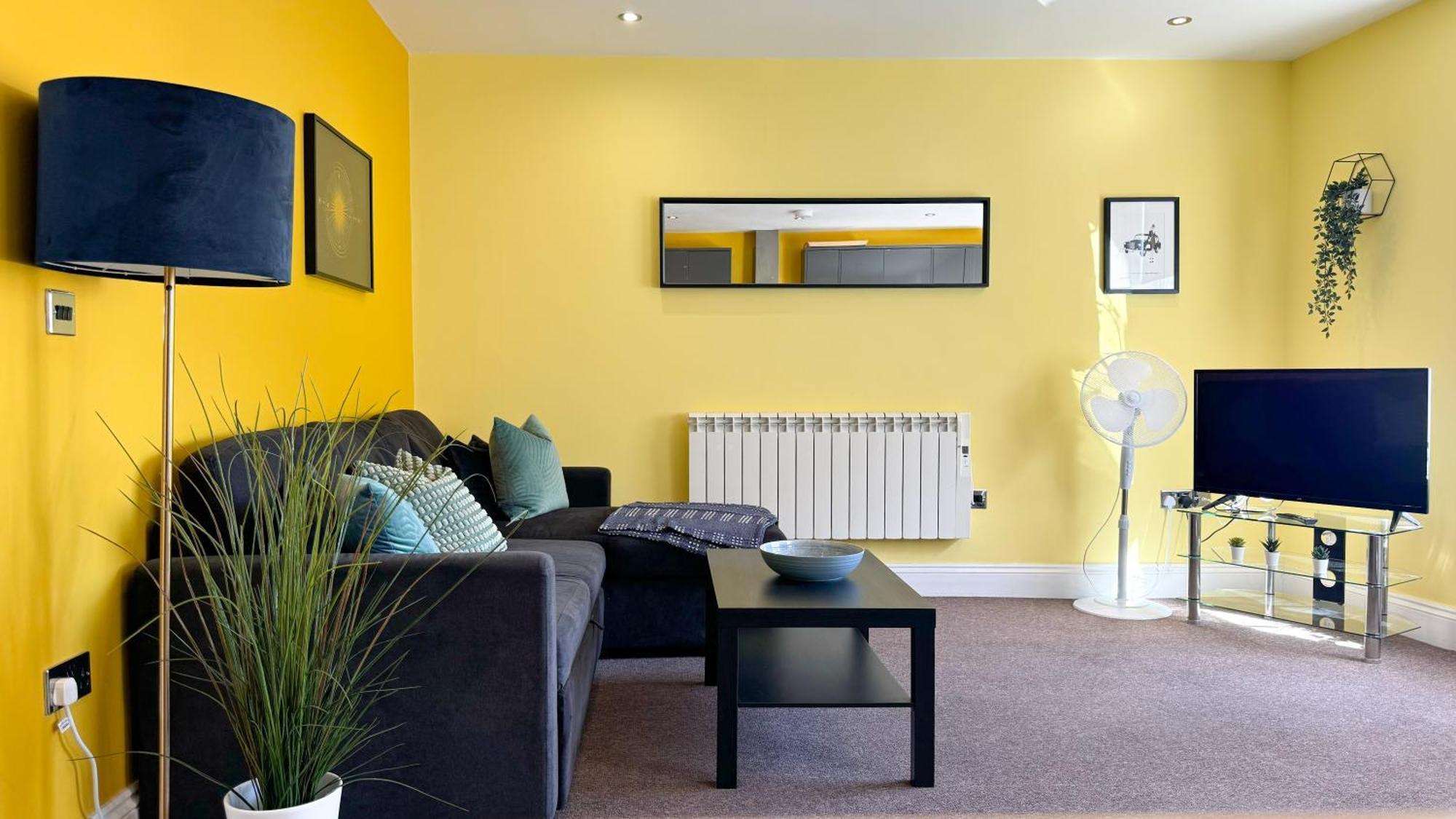 Flat 5 Mins Away From Beach! Apartment *