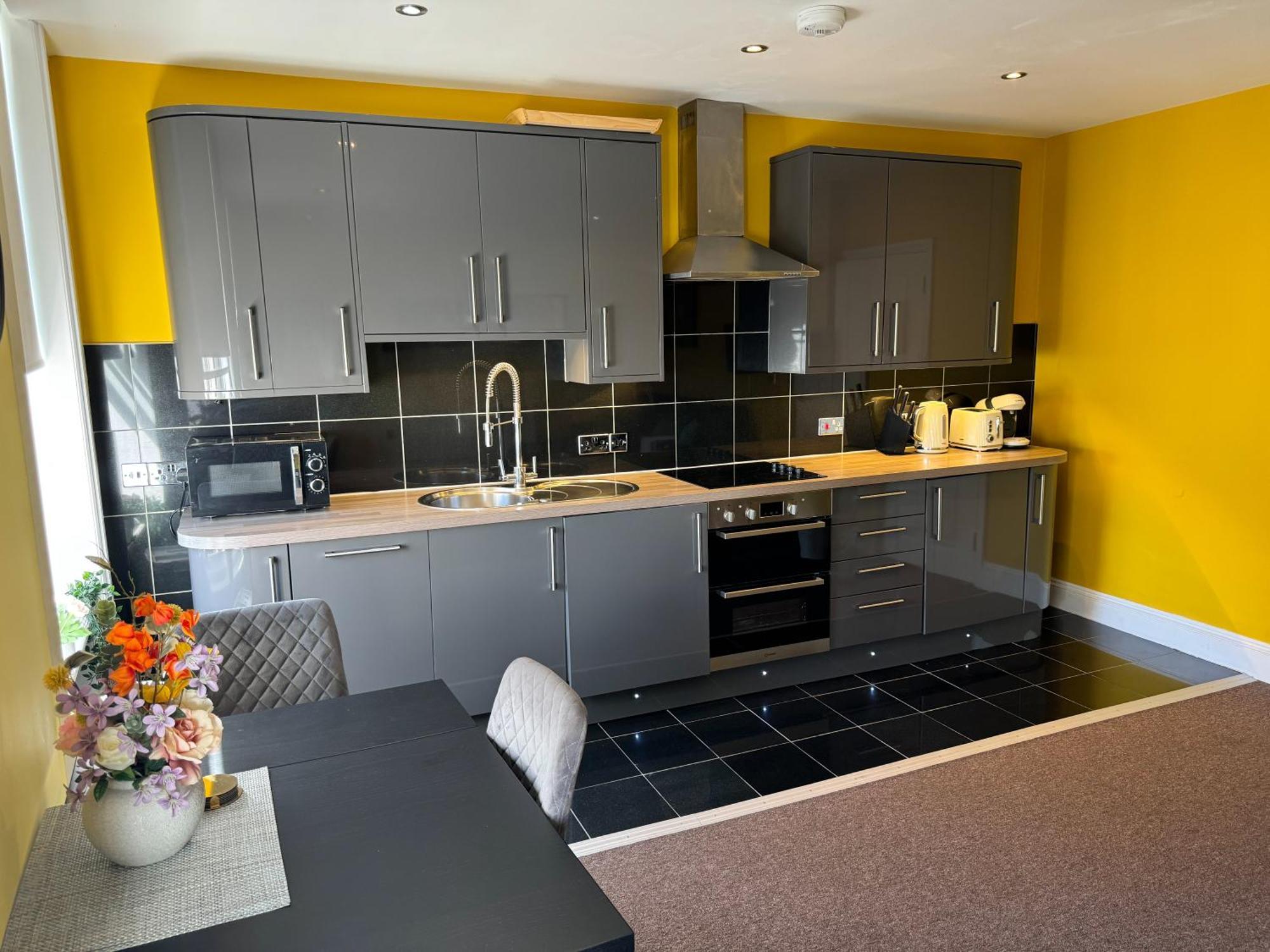 Flat 5 Mins Away From Beach!